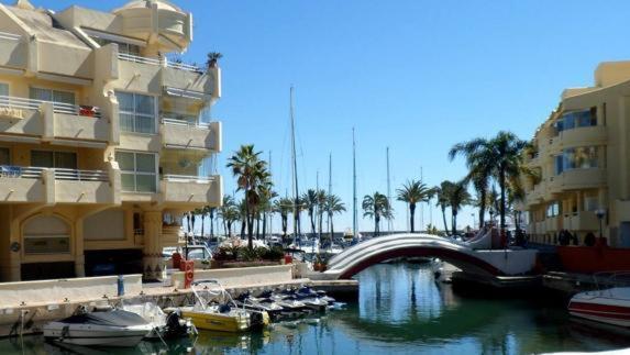Coqueto Apartamento En Puerto Marina Con Piscina 贝纳尔马德纳 外观 照片